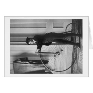 Femme habillée en homme avec une photo à vélo