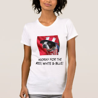 Femme hourra pour le T-shirt rouge et bleu de