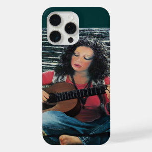 Femme jouant de la musique avec une guitare acoust