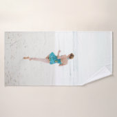 Femme marchant sur le rivage près de la plage (Serviette de bain)