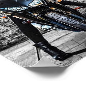 Femme motard avec affiche d'ailes (Coin)