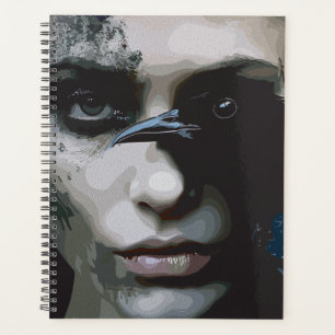 Femme mystérieuse au corbeau
