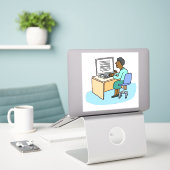 Femme noire travaillant sur un autocollant d'ordin (Ordinateur portable sur le bureau)