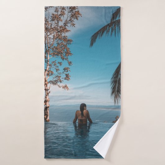 Femme portant le bikini noir robinet nageant sur l (Serviette de bain)