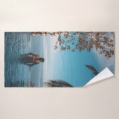 Femme portant le bikini noir robinet nageant sur l (Serviette de bain)