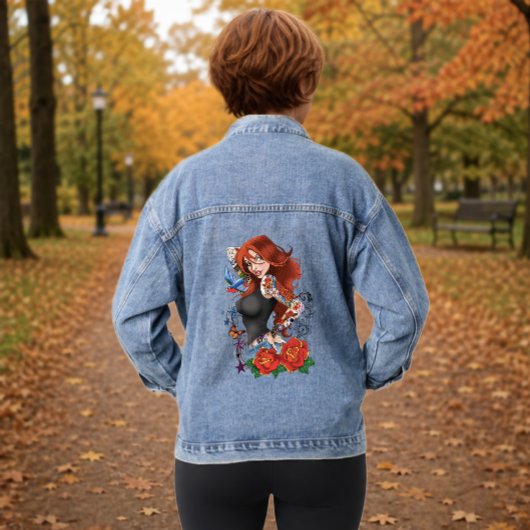 Femme rousse tatouée manches violet