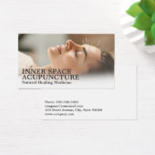 Femme se détendant en acupuncture (Bureau)