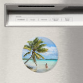 Femme sous un aimant rond de palmier (In Situ (Lave-vaisselle))