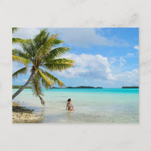 Femme sous un palmier dans la carte postale du Pac