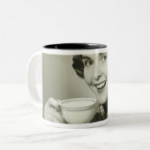 Femme tenant des tasses (Devant gauche)