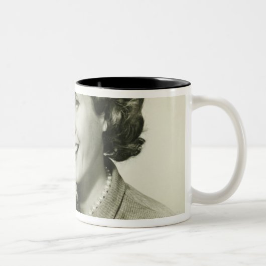 Femme tenant des tasses (Droit)