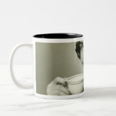 Femme tenant des tasses (Gauche)