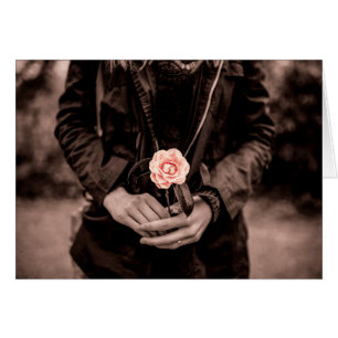 Femme tenant une Camellia rose