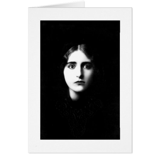 Femme victorienne avec une expression hantante (Devant)