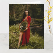 Femmes adorables debout avec carte miroir (Fleur jaune)