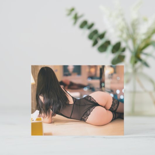 Femmes belles en dentelle noire carte postale pho (Debout devant)