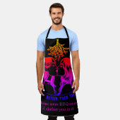 Femmes dans des tabliers chics à un barbecue (Porté)