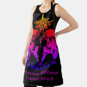 Femmes dans des tabliers chics à un barbecue (Insitu)