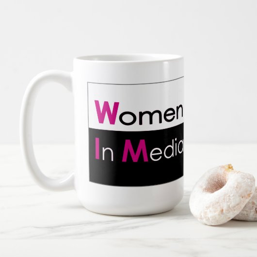 Femmes Dans Média Classique Mug 15 oz (Avec donut)
