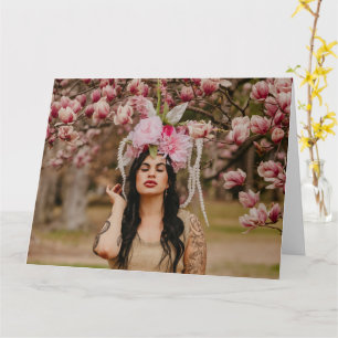 femmes magnifiques avec fleurs pliées carte de voe
