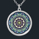 Fenêtre en verre tendu Kaléidoscope5 Collier<br><div class="desc">Un magnifique kaléidoscope réalisé à partir d'une photo d'un magnifique vitrail à la basilique Notre-Dame de la Victoire à Lackawanna,  New York. ( Pour plus d'informations sur cette basilique extraordinaire,  veuillez visiter : www.OurLadyofVictory.org )</div>