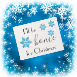 Ferme Je serai à la maison Noël Feux de neige<br><div class="desc">Panneau en bois de Noël de la ferme avec "Je serai à la maison pour Noël",  avec de jolis flocons de neige bleus sur ce panneau en bois de style chalet. Parfait pour tout décor maison et un cadeau de vacances parfait.</div>