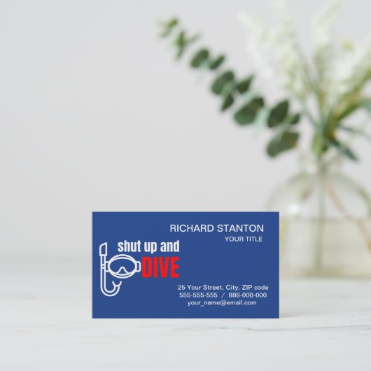 Fermer et carte de visite de plongée (Debout devant)