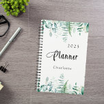 Fermes de forêts d'Eucalyptus 2025<br><div class="desc">Une arrière - plan blanche design. Décoré de verdure d'eucalyptus de couleur eau et de fougères de bois. Ajoutez une année et votre nom.</div>