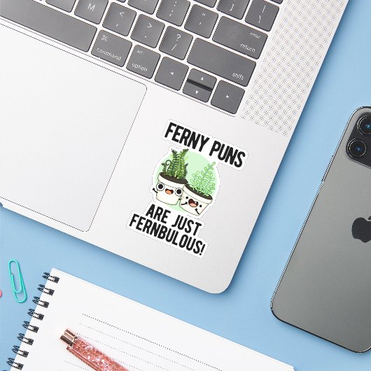Ferny Puns is gewoon Fernbulous Funny Plant Pun Sticker (Laptop met iPhone)