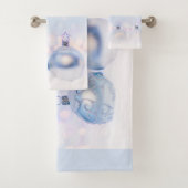 Festif boules de Noël en argent sur la neige (En situation)