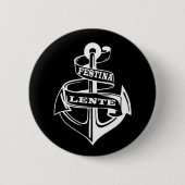 Festina lente ronde button 5,7 cm (Voorkant)