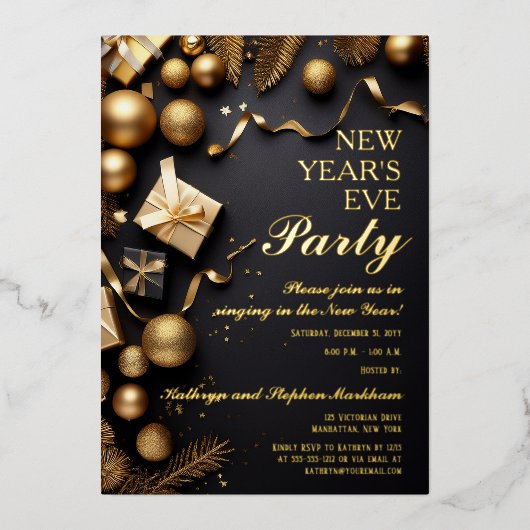 Festive Baubles Black Gold New Years Eve Party Folie Uitnodiging (Voorkant)