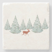 Festive Brown Deer onder Snowy Spruce Trees