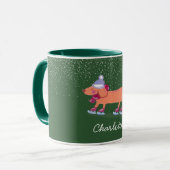 Festive Dachshund Dog Ice Skating Green Name Mug (Devant gauche)