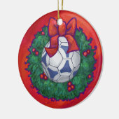 Festive Futbal in Wreath op Red Keramisch Ornament (Links)