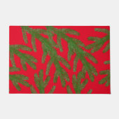Festive Green Fir Tree Branches op Red Deurmat (Voorkant)