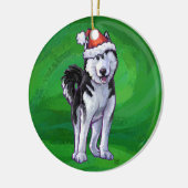 Festive Husky in Santa Hat op Green Keramisch Ornament (Links)