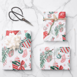 Festive kerstcadeautjes in papierbladen inpakpapier vel