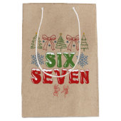 Festive Meme "Six Seven" 6 7 Xmas Kraft Medium Cadeauzakje (Voorkant)