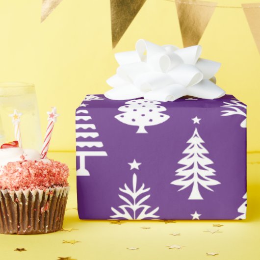 Festive Purple and White Christmas Tree Pattern Cadeaupapier (Verjaardagsfeest)