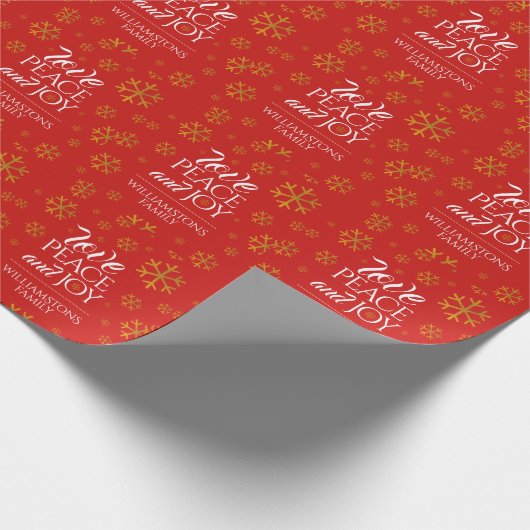 Festive Red Love, Peace and Joy with Snowflakes Cadeaupapier (Hoek)