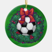 Festive Voetbal Kerstmis Wreater on Green Keramisch Ornament (Voorkant)