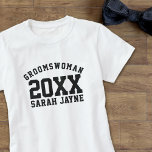 Fête de mariage Groomswoman Nom Année T-shirt<br><div class="desc">Convient à tous vos groomswomen ou groomsmaids,  ajoutez leur nom et votre année mariage. Fait un grand tee-shirt de bachelor pour que tout le monde sache qui elle est. Modifier le texte de votre Bridesman/Bridesmaid/Groomsmaid - tout membre de votre mariage</div>