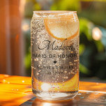 Fête De Mariage Personnalisée Personnalisée Sur Me<br><div class="desc">Maid Of Honor Personnalisé Nom de mariage Fête Can Glass affiche le nom de votre Maid of Honor avec les noms du couple de mariées et la date du mariage accentuée d'un petit coeur d'amour. Sur mesure pour vos demoiselles d'honneur. Faites un cadeau ou une faveur de mariage fabuleux. Conçu...</div>