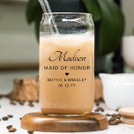 Fête De Mariage Personnalisée Personnalisée Sur Me<br><div class="desc">Maid Of Honor Personnalisé Nom de mariage Fête Can Glass affiche le nom de votre Maid of Honor avec les noms du couple de mariées et la date du mariage accentuée d'un petit coeur d'amour. Sur mesure pour vos demoiselles d'honneur. Faites un cadeau ou une faveur de mariage fabuleux. Conçu...</div>