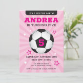 Fête de soccer Anniversaire Invitation rose (Debout devant)