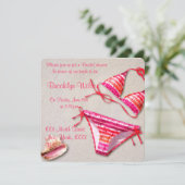 Fête des mariées De Plage Avec Invitations Bikini (Debout devant)
