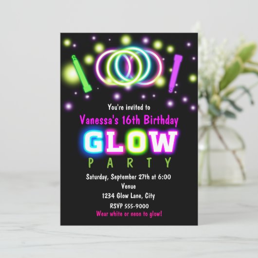 FÊTE GLOW Anniversaire Neon Black Light Invitation (Debout devant)