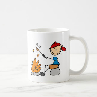 Feu de camp et tasse de hot-dogs