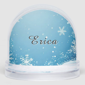 Feuillage hivernal entourant la scène